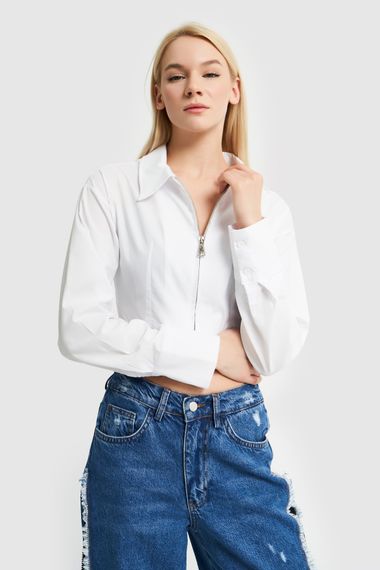 Жіноча біла укорочена дизайнерська сорочка на блискавці - фото 1