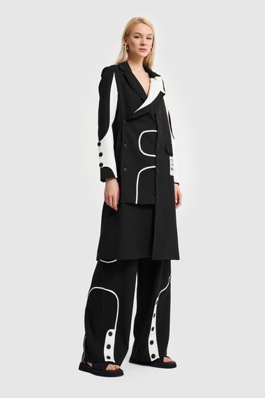 Довгий жіночий піджак із чорно-білими деталями - фото 2