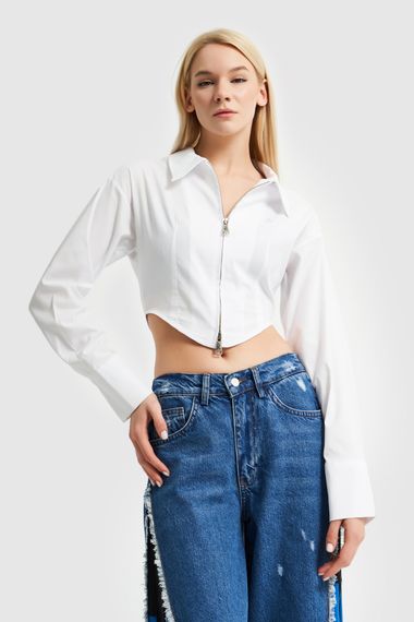 Женская укороченная рубашка белого цвета на молнии с дизайном - фото 5