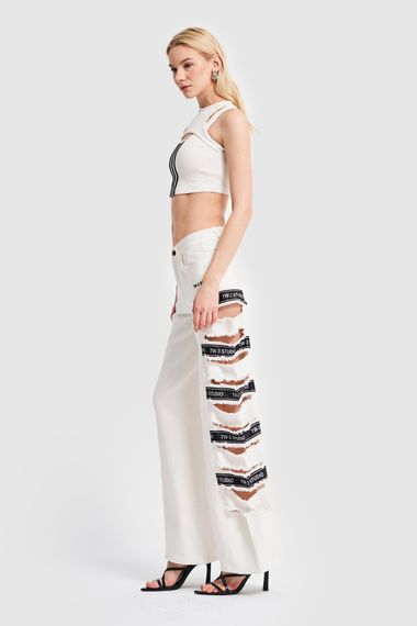 Жіноча джинсова тканина кольору екрю з рваною стороною та детальним дизайном - фото 4