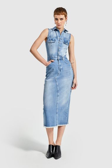 Жіноча джинсова сукня з лайкри синього кольору з гудзиками без рукавів - фото 1