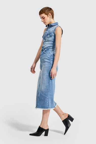 Жіноча джинсова сукня з лайкри синього кольору з гудзиками без рукавів - фото 3