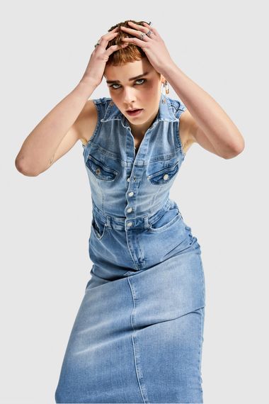 Жіноча джинсова сукня з лайкри синього кольору з гудзиками без рукавів - фото 2