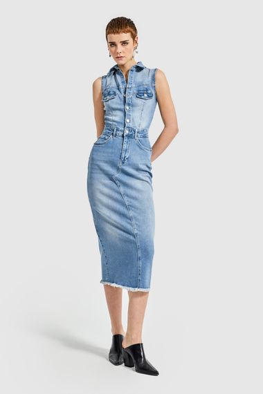 Жіноча джинсова сукня з лайкри синього кольору з гудзиками без рукавів - фото 5