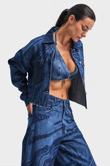 Kadın Mavi Renk Parlak Taş Detaylı Crop Fit Denim Ceket - fotoğraf 5