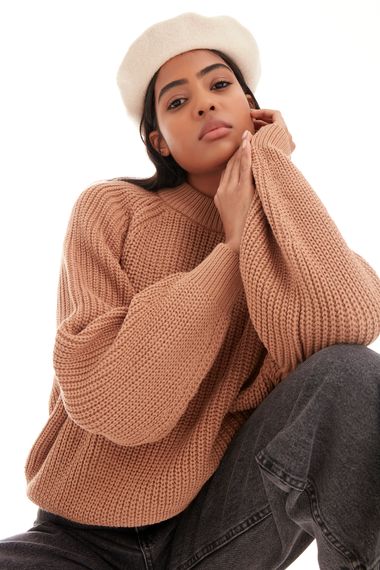 كنزة تريكو منسوجة سميكة ذات لون بيج فاتح للنساء - صورة 3