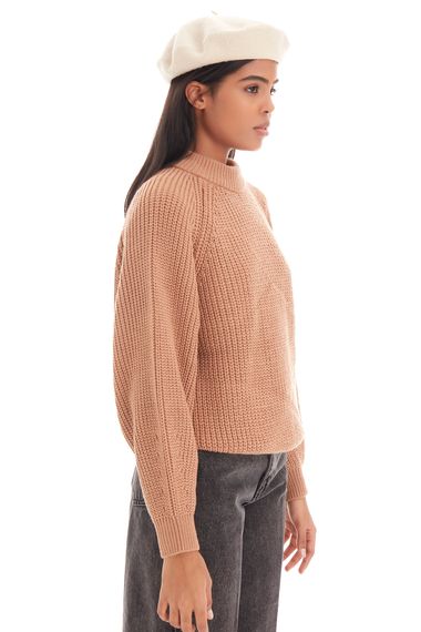 كنزة تريكو منسوجة سميكة ذات لون بيج فاتح للنساء - صورة 4