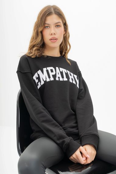 Женский черный oversize свитшот Empathy из трикотажной ткани размера S, M, L, универсальная длина, стильный дизайн - фото 3