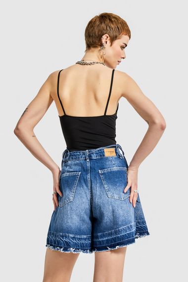 Джинсові шорти вільного крою з синього кольору та деталями з шнурка для жінок - фото 3