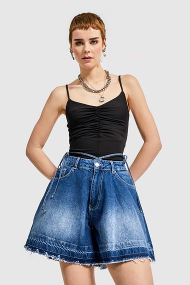 Джинсові шорти вільного крою з синього кольору та деталями з шнурка для жінок - фото 1