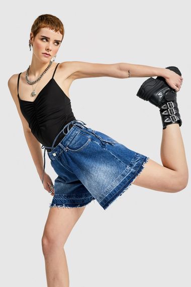 Джинсові шорти вільного крою з синього кольору та деталями з шнурка для жінок - фото 5