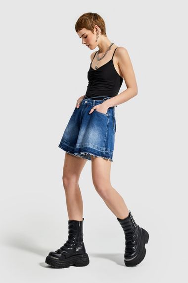 Джинсові шорти вільного крою з синього кольору та деталями з шнурка для жінок - фото 4