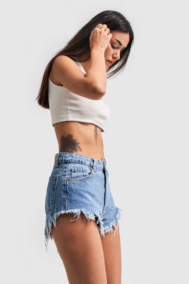 Kadın Mavi Renk Paçası Püsküllü Mini Denim Şort - fotoğraf 3