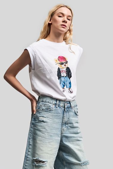Kadın Beyaz Renk Ayıcık Baskılı Sıfır Kol Oversize T-shirt - photo 4