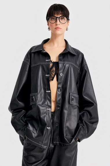 Женская черная куртка из искусственной кожи с контрастной строчкой, оверсайз, с подкладкой из шерсти, доступна в размерах 34-40 - фото 1