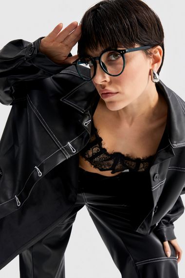 Женская черная куртка из искусственной кожи с контрастной строчкой, оверсайз, с подкладкой из шерсти, доступна в размерах 34-40 - фото 4