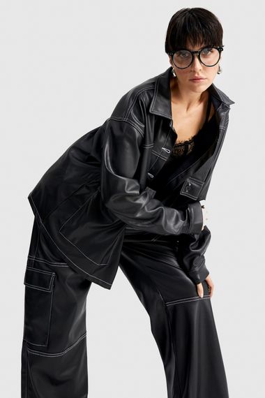 Женская черная куртка из искусственной кожи с контрастной строчкой, оверсайз, с подкладкой из шерсти, доступна в размерах 34-40 - фото 5