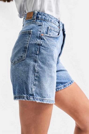 Kadın Mavi Renk Mom Fit Midi Boy Denim Şort - fotoğraf 2
