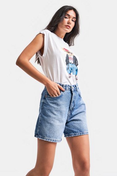 Kadın Mavi Renk Mom Fit Midi Boy Denim Şort - fotoğraf 5