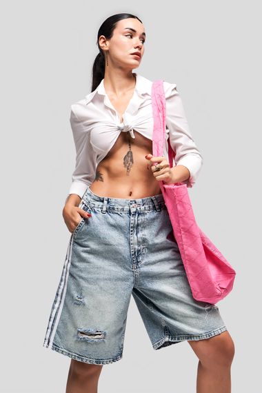 Kadın Greenkest Kot Rengi Yandan Şerit Detaylı Midi Boy Denim Şort - fotoğraf 3