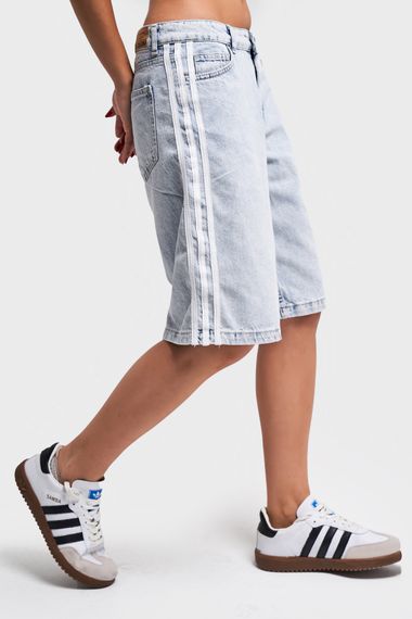 شورت نسائي بارتفاع ميدي بتصميم جانبي من قماش جينز لون ثلجي، متوفر بمقاسات متنوعة 34-40 - صورة 1