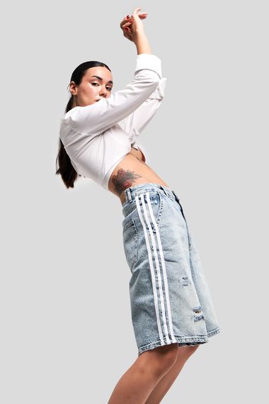 Kadın Greenkest Kot Rengi Yandan Şerit Detaylı Midi Boy Denim Şort - fotoğraf 2