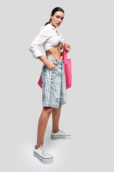 Kadın Greenkest Kot Rengi Yandan Şerit Detaylı Midi Boy Denim Şort - fotoğraf 1