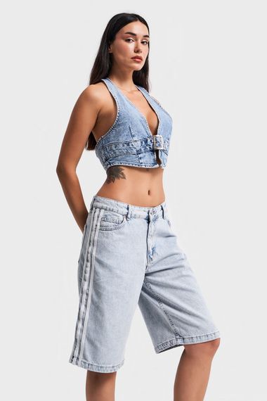 شورت نسائي بارتفاع ميدي بتصميم جانبي من قماش جينز لون ثلجي، متوفر بمقاسات متنوعة 34-40 - صورة 3