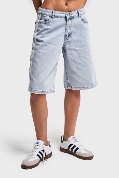 شورت نسائي بارتفاع ميدي بتصميم جانبي من قماش جينز لون ثلجي، متوفر بمقاسات متنوعة 34-40 - صورة 5
