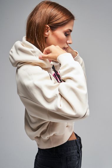 Kadın Bej Renk Baskılı Oversize Kapüşanlı Sweatshirt - fotoğraf 3