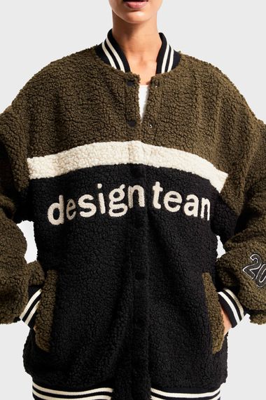 Женская оверсайз куртка колледж из ткани teddy, цвет хаки, модель 36/S, стандартная длина, состав 80% полиэстер, 20% вискоза - фото 3