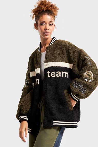 Женская оверсайз куртка колледж из ткани teddy, цвет хаки, модель 36/S, стандартная длина, состав 80% полиэстер, 20% вискоза - фото 1