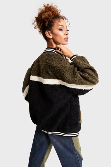 Женская оверсайз куртка колледж из ткани teddy, цвет хаки, модель 36/S, стандартная длина, состав 80% полиэстер, 20% вискоза - фото 2