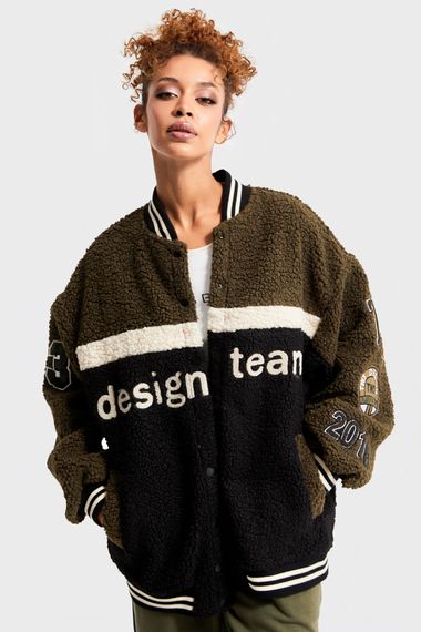 Женская оверсайз куртка колледж из ткани teddy, цвет хаки, модель 36/S, стандартная длина, состав 80% полиэстер, 20% вискоза - фото 5