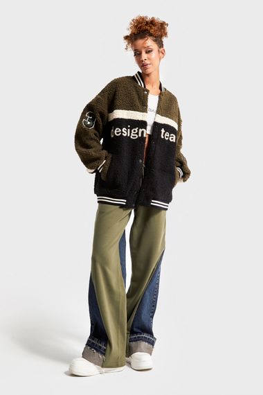 Женская оверсайз куртка колледж из ткани teddy, цвет хаки, модель 36/S, стандартная длина, состав 80% полиэстер, 20% вискоза - фото 4