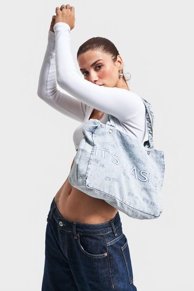 حقيبة ديميم متوسطة الحجم مزينة بتطريز بلون الجينز مصنوعة من قماش قطن 100% - صورة 3