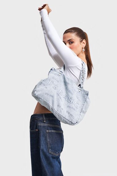 حقيبة ديميم متوسطة الحجم مزينة بتطريز بلون الجينز مصنوعة من قماش قطن 100% - صورة 4
