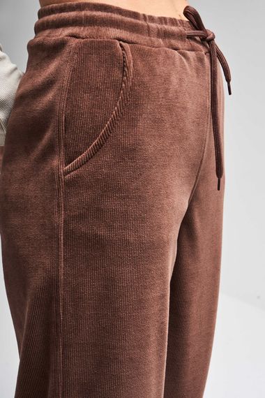 Жіночі кавові брюки з еластичної велюрової тканини, тонкий силует, модель 1W416, доступні розміри 34-42 - фото 3