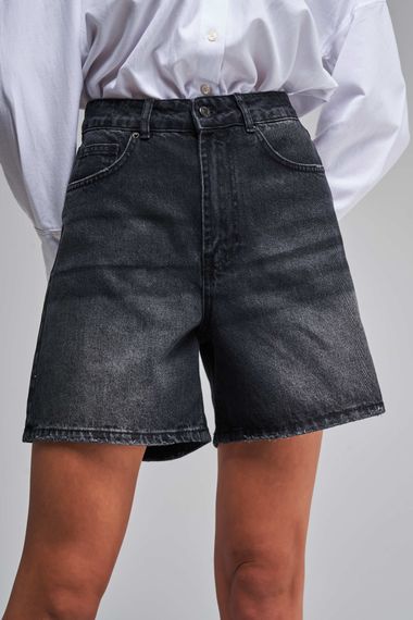 Kadın Koyu Füme Renk Mom Fit Midi Boy Denim Şort - fotoğraf 1