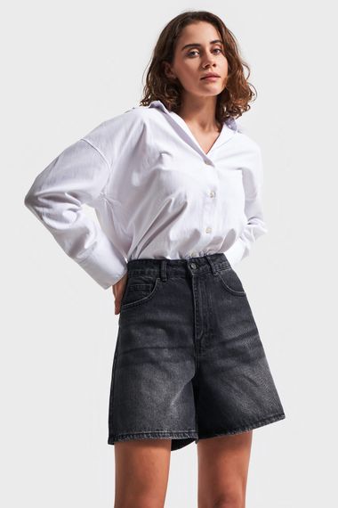 Kadın Koyu Füme Renk Mom Fit Midi Boy Denim Şort - fotoğraf 3