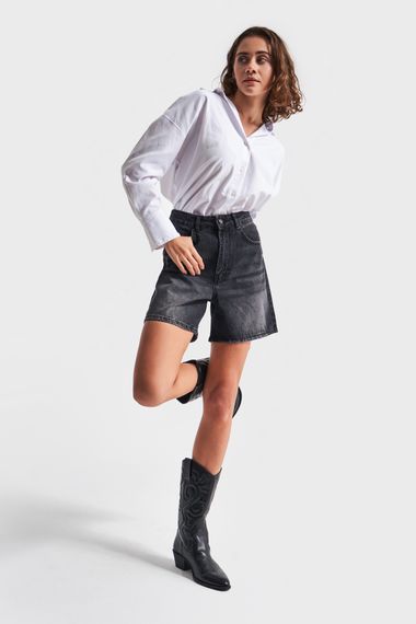 Kadın Koyu Füme Renk Mom Fit Midi Boy Denim Şort - fotoğraf 2