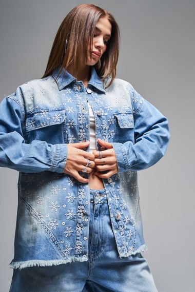 Kadın Mavi Kot Rengi 2S5-75 Çiçek Nakışlı Oversize %100 Koton Tasarım Denim Gömlek - صورة 1