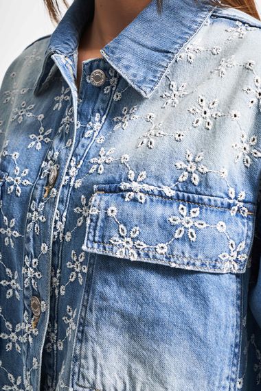 Kadın Mavi Kot Rengi 2S5-75 Çiçek Nakışlı Oversize %100 Koton Tasarım Denim Gömlek - صورة 3