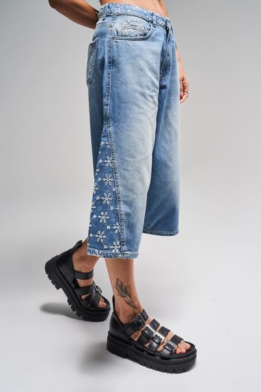 Kadın Mavi Kot Rengi 2S5-75 Çiçek Nakışlı Maxi Boy Tasarım Denim Şort - photo 1