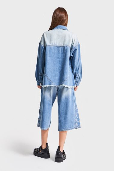 Kadın Mavi Kot Rengi 2S5-75 Çiçek Nakışlı Oversize %100 Koton Tasarım Denim Gömlek - صورة 5