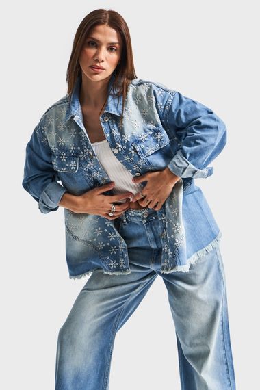 Kadın Mavi Kot Rengi 2S5-75 Çiçek Nakışlı Oversize %100 Koton Tasarım Denim Gömlek - صورة 4