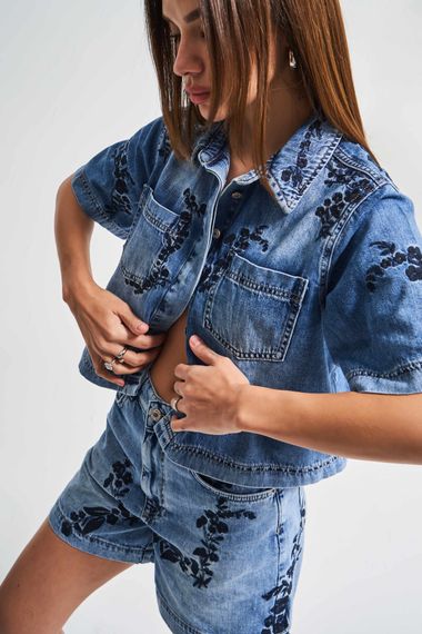 Kadın Kot Rengi 4S5-27 Çiçek Nakışlı Oversize Yarım Kol %100 Koton Tasarım Denim Gömlek - photo 2