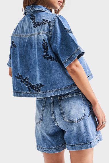Kadın Kot Rengi 4S5-27 Çiçek Nakışlı Oversize Yarım Kol %100 Koton Tasarım Denim Gömlek - photo 4