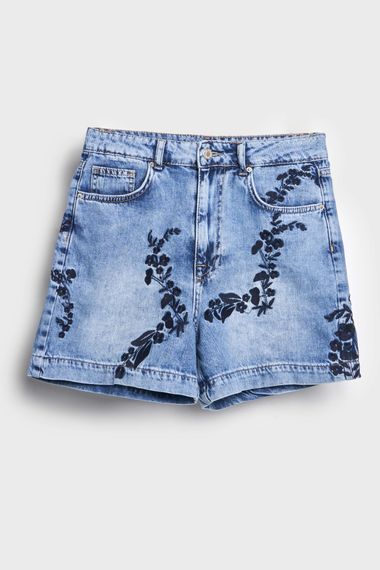 Kadın Kot Rengi 4S5-27 Mavi Çiçek Nakışlı Mom Fit %100 Koton Denim Şort - фото 2