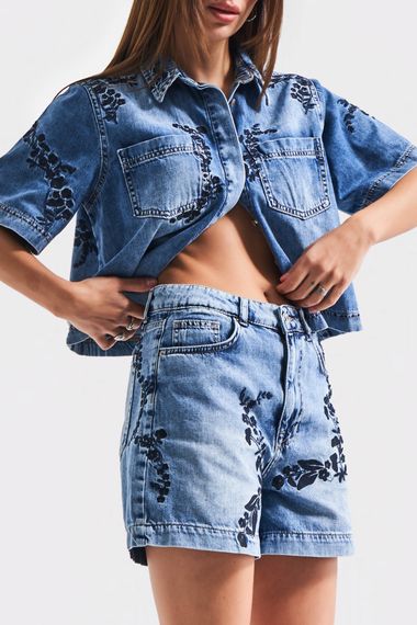 Kadın Kot Rengi 4S5-27 Mavi Çiçek Nakışlı Mom Fit %100 Koton Denim Şort - фото 3